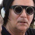 Renato zero Amici anni 70 Look Esistenzialista Trucco parrucco boa struzzo  occhiali - Starpeoplenews