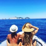 Gossip: Nicoletta Romanoff e Camila Raznovich e la loro calda estate in barca